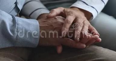 关爱老人的妻子牵着老爷爷的手给予同情